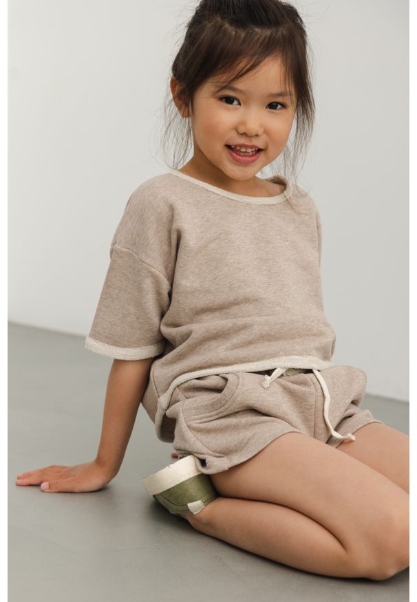 Marsala - MINI bluzka w kolorze BEIGE MELANGE - DEMI-116-122 (6-7). Kolor: beżowy. Materiał: materiał, dzianina, poliester, bawełna, dresówka. Długość rękawa: krótki rękaw. Długość: krótkie. Wzór: gładki, melanż