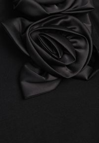 Renee - Czarny Bawełniany T-shirt o Klasycznym Kroju z Kwiatowymi Aplikacjami 3D Morgane. Okazja: do pracy. Kolor: czarny. Materiał: bawełna. Wzór: aplikacja, kwiaty. Styl: klasyczny #4