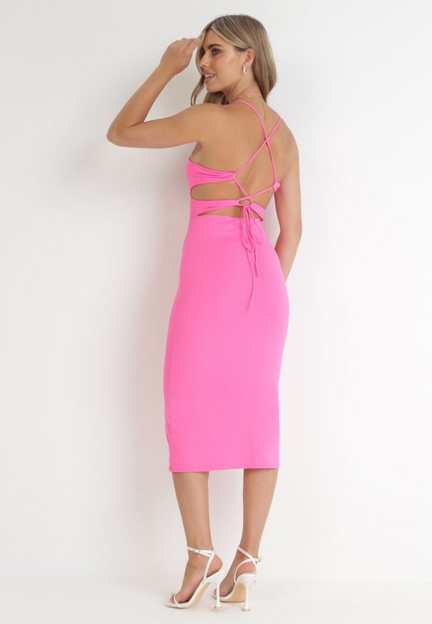 Born2be - Fuksjowa Sukienka Matthias. Kolor: różowy. Materiał: dzianina. Długość rękawa: na ramiączkach. Wzór: gładki. Typ sukienki: kopertowe. Styl: wizytowy, klasyczny, elegancki. Długość: midi