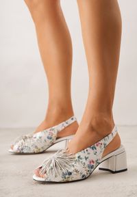 Born2be - Białe Sandały na Obcasie ze Skórzaną Wkładką Ozdobione Pomponem Nelreris. Okazja: na spacer, na co dzień, na imprezę. Nosek buta: otwarty. Kolor: biały. Wzór: aplikacja. Materiał: skóra. Sezon: lato. Obcas: na obcasie. Styl: casual, elegancki. Wysokość obcasa: średni #1