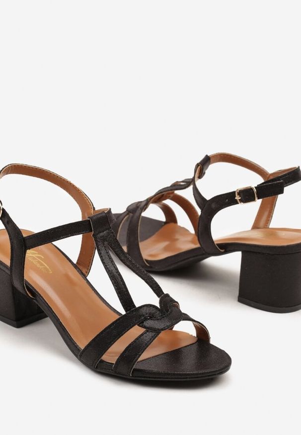 Renee - Czarne Sandały na Słupkowym Obcasie z Ozdobnie Splecionymi Paskami Tirlexia. Okazja: na co dzień, na spacer. Nosek buta: otwarty. Zapięcie: pasek. Kolor: czarny. Obcas: na obcasie. Styl: casual, elegancki. Wysokość obcasa: średni