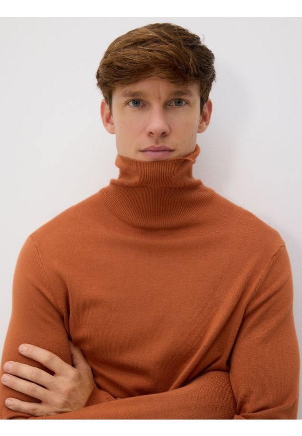 Reserved - Golf z wiskozą - miedziany. Typ kołnierza: golf. Kolor: brązowy. Materiał: wiskoza