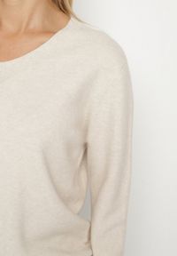 Born2be - Beżowy Sweter z Wiskozą i Wełną z Dekoltem w Serek Claida. Okazja: na co dzień. Typ kołnierza: dekolt w serek. Kolor: beżowy. Materiał: wełna, wiskoza. Styl: casual #6
