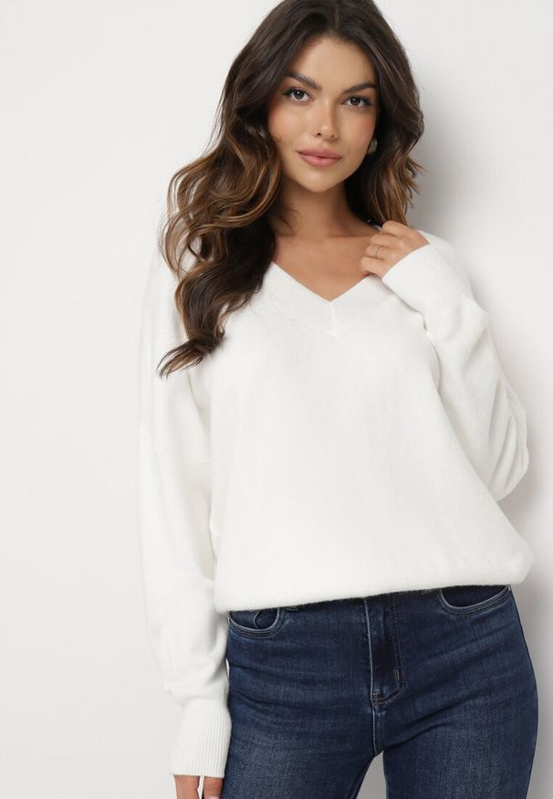 Born2be - Biały Sweter z Dekoltem w V z Domieszką Kaszmiru Mariara. Okazja: na spacer. Typ kołnierza: dekolt w kształcie V. Kolor: biały. Materiał: kaszmir. Wzór: bez wzorów