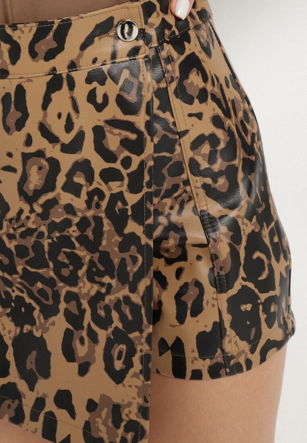 Born2be - Brązowe Spódnico-Szorty z Ekoskóry o Asymetrycznym Kroju w Panterkę z Wysokim Stanem Torlia. Okazja: na co dzień. Stan: podwyższony. Kolor: brązowy. Materiał: bawełna. Wzór: motyw zwierzęcy. Styl: casual, elegancki, sportowy