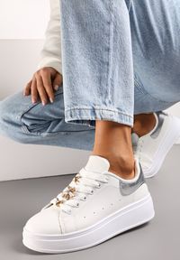 Renee - Biało-Srebrne Sneakersy na Platformie z Metaliczną Wstawką Grevaja. Kolor: srebrny. Materiał: jeans. Obcas: na platformie #1