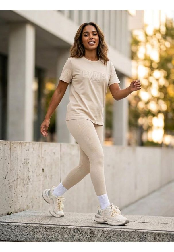 Sinsay - Bawełniana koszulka z nadrukiem - kremowy. Kolor: kremowy. Materiał: bawełna. Wzór: nadruk