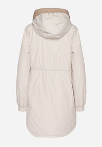 Born2be - Jasnobeżowa Kurtka Parka z Kapturem i Ściągaczem w Pasie Sizana. Okazja: na spacer, na co dzień. Typ kołnierza: kaptur. Kolor: beżowy. Materiał: jeans. Styl: klasyczny, casual, elegancki #5
