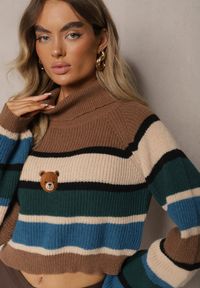 Renee - Brązowy Golf Ozdobiony Paskami i Naszywką Misia Terilye. Okazja: na co dzień. Typ kołnierza: golf. Kolor: brązowy. Materiał: jeans. Długość rękawa: długi rękaw. Długość: długie. Wzór: aplikacja. Styl: casual, elegancki