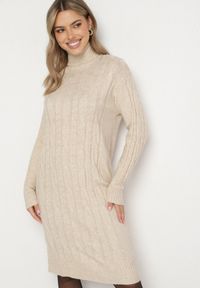 Born2be - Jasnobeżowa Sweterkowa Sukienka z Golfem Wełną i Bawełną Ozdobiona Splotem Reiania. Okazja: do pracy, na co dzień, na spotkanie biznesowe. Typ kołnierza: golf. Kolor: beżowy. Materiał: wełna, bawełna. Wzór: aplikacja, ze splotem. Typ sukienki: proste. Styl: casual, biznesowy #1