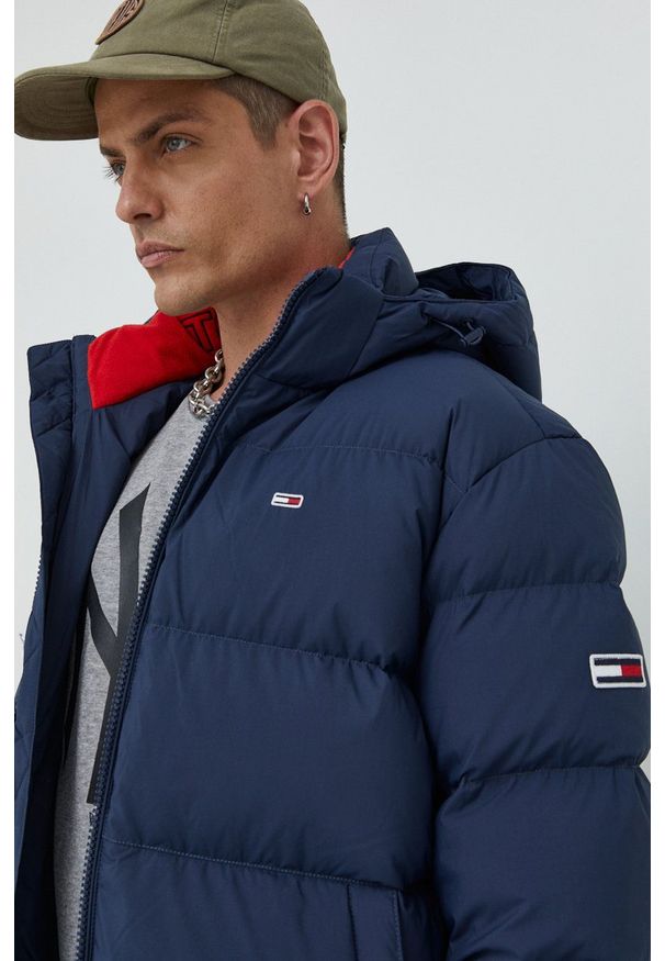 Tommy Jeans kurtka puchowa męska kolor granatowy zimowa. Okazja: na co dzień. Kolor: niebieski. Materiał: puch. Sezon: zima. Styl: casual