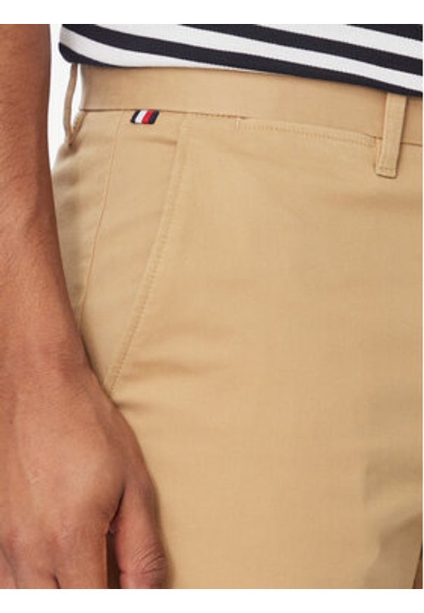 TOMMY HILFIGER - Tommy Hilfiger Chinosy Bleecker MW0MW26619 Beżowy Slim Fit. Kolor: beżowy. Materiał: bawełna