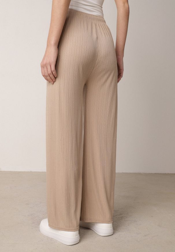 Born2be - Beżowe Szerokie Spodnie z Bawełną Zdobione Cyrkoniami Azilene. Okazja: na co dzień. Stan: podwyższony. Kolor: beżowy. Materiał: bawełna. Wzór: aplikacja. Styl: klasyczny, casual