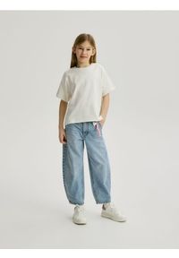 Reserved - Jeansy skater z brelokiem - niebieski. Kolor: niebieski