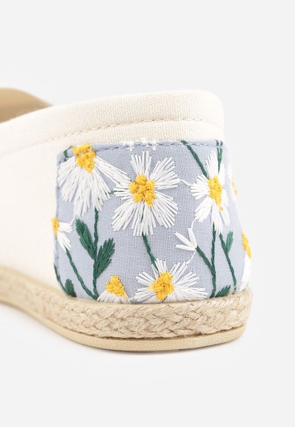 Renee - Niebieskie Espadryle Ozdobione Kwiatowym Haftem i Plecionką Kiranth. Okazja: na co dzień. Kolor: niebieski. Materiał: jeans. Wzór: aplikacja, kwiaty, haft. Sezon: lato. Styl: elegancki, casual