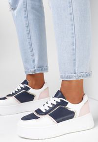 Born2be - Biało-Granatowe Sneakersy Chlorania. Nosek buta: okrągły. Zapięcie: sznurówki. Kolor: niebieski. Materiał: jeans. Szerokość cholewki: normalna. Wzór: aplikacja. Obcas: na platformie #1