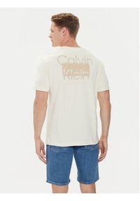 Calvin Klein T-Shirt Enlarged Back Logo K10K113106 Beżowy Regular Fit. Kolor: beżowy. Materiał: bawełna