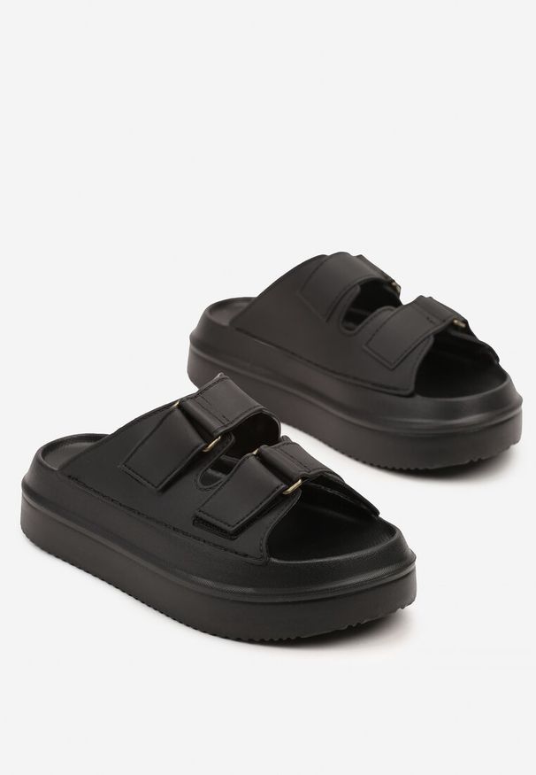 Renee - Czarne Klapki na Piankowej Platformie z Paskami na Rzep Falarisa. Okazja: na co dzień, na spacer. Kolor: czarny. Materiał: jeans. Obcas: na platformie. Styl: elegancki, casual