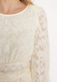 Born2be - Jasnobeżowa Sukienka Mini z Tkaniny Plumeti i Falbanką Coucile. Okazja: na co dzień, na spacer, na imprezę. Kolor: beżowy. Materiał: tkanina. Długość rękawa: długi rękaw. Wzór: aplikacja. Sezon: lato. Styl: klasyczny, casual. Długość: mini #3