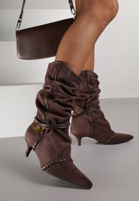 Renee - Brązowe Botki na Kaczuszce Slouchy Ozdobione Metaliczną Aplikacją i Sznurkiem Avodvire. Okazja: na randkę, na co dzień. Kolor: brązowy. Materiał: jeans. Wzór: aplikacja. Obcas: na szpilce. Styl: klasyczny, casual, elegancki, boho #1