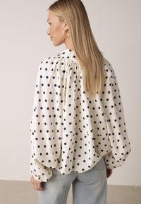 Born2be - Jasnobeżowa Bluza w Groszki z Wiskozą o Nietoperzowym Kroju z Kołnierzykiem Rayo. Okazja: na co dzień, do pracy. Kolor: beżowy. Materiał: wiskoza. Wzór: grochy. Styl: casual, elegancki, retro #7
