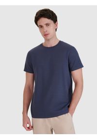 4f - T-shirt regular ze strukturalnej dzianiny męski - szary. Okazja: na co dzień. Kolor: szary. Materiał: dzianina. Długość rękawa: krótki rękaw. Długość: krótkie. Styl: sportowy, casual, klasyczny