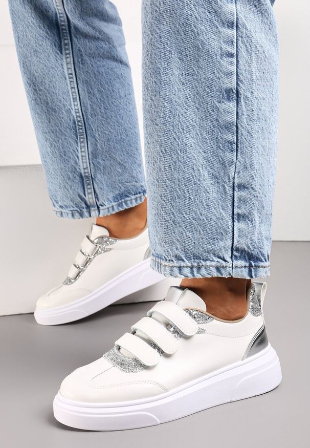 Renee - Biało-Srebrne Sneakersy z Brokatową i Metaliczną Wstawką i Zapięciem na Rzep Tinarima. Zapięcie: rzepy. Kolor: biały