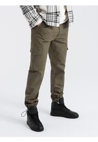 Ombre Clothing - Spodnie męskie z kieszeniami cargo i ściągaczem na dole nogawki - ciemnooliwkowe V1 - Rozmiar: XL. Kolor: oliwkowy. Materiał: bawełna, elastan