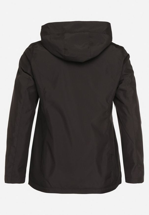 Born2be - Czarna Kurtka Wiatrówka z Nieodpinanym Kapturem i Ściągaczami Mevaria. Okazja: na spacer, na co dzień. Typ kołnierza: kaptur. Kolekcja: plus size. Kolor: czarny. Materiał: jeans, tkanina. Styl: casual
