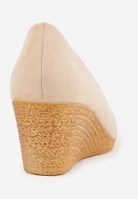 Renee - Jasnobeżowe Czółenka Vices na Koturnie ze Skórzaną Wkładką w Stylu Boho Mivella. Kolor: beżowy. Materiał: skóra. Wzór: nadruk. Obcas: na koturnie. Styl: boho #6