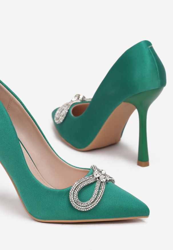Renee - Zielone Wysokie Szpilki z Biżuteryjną Kokardką i Cyrkoniami Chine. Kolor: zielony. Wzór: aplikacja. Obcas: na szpilce. Styl: elegancki