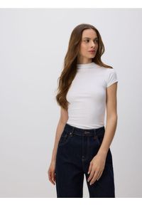 Reserved - T-shirt slim fit z wiskozą - złamana biel. Materiał: wiskoza