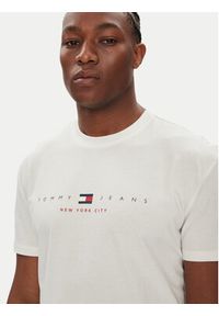 Tommy Jeans T-Shirt Flag Linear DM0DM21911 Biały Regular Fit. Kolor: biały. Materiał: bawełna #5