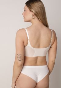 Born2be - Jasnobeżowy Bezszwowy Biustonosz Bez Fiszbin z Elastycznego Materiału Edalith. Kolor: beżowy. Materiał: materiał #6