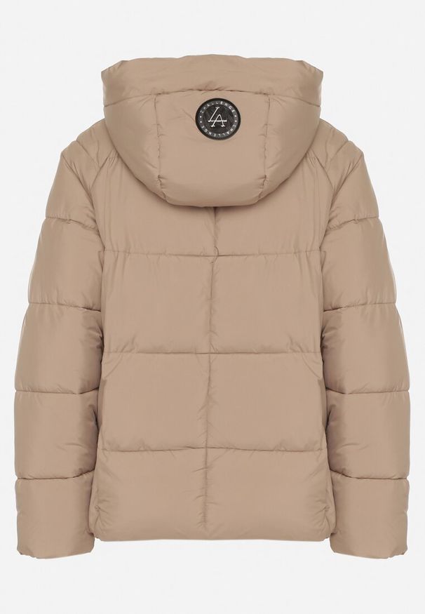 Born2be - Ciemnobeżowa Oversizowa Kurtka z Pikowanymi Przeszyciami i Kapturem Galimea. Okazja: na co dzień. Kolor: beżowy. Materiał: jeans, poliester. Wzór: aplikacja. Styl: casual, klasyczny