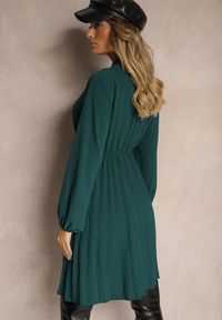 Renee - Ciemnozielona Plisowana Sukienka o Eleganckim Kroju z Wiązaniem przy Dekolcie i Gumką w Pasie Belorinda. Okazja: na co dzień. Typ kołnierza: typu klepsydra. Kolor: zielony. Długość rękawa: długi rękaw. Styl: elegancki #3