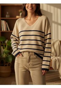Sinsay - Sweter w paski z dekoltem V - beżowy. Kolor: beżowy. Wzór: paski #1