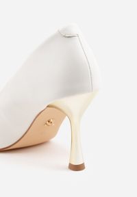 Renee - Białe Szpilki VICES ze Skórzaną Wkładką i Metalicznym Obcasem Nesslisa. Kolor: biały. Materiał: skóra. Obcas: na obcasie. Styl: elegancki, wizytowy. Wysokość obcasa: średni #2