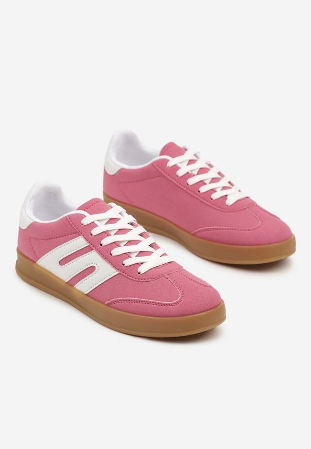 Renee - Ciemnoróżowe Sneakersy Kultowe Tenisówki Zdobione Przeszyciami Eveltewia. Okazja: na co dzień. Kolor: różowy. Materiał: jeans. Wzór: aplikacja