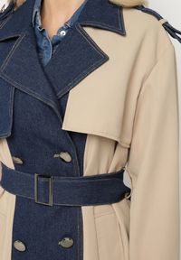 Born2be - Niebieski Płaszcz Trencz z Bawełną Ozdobiony Jeansowymi Wstawkami Tirsedi. Okazja: na co dzień, na spotkanie biznesowe. Kolor: niebieski. Materiał: bawełna, jeans. Wzór: aplikacja. Styl: biznesowy, casual, elegancki #4