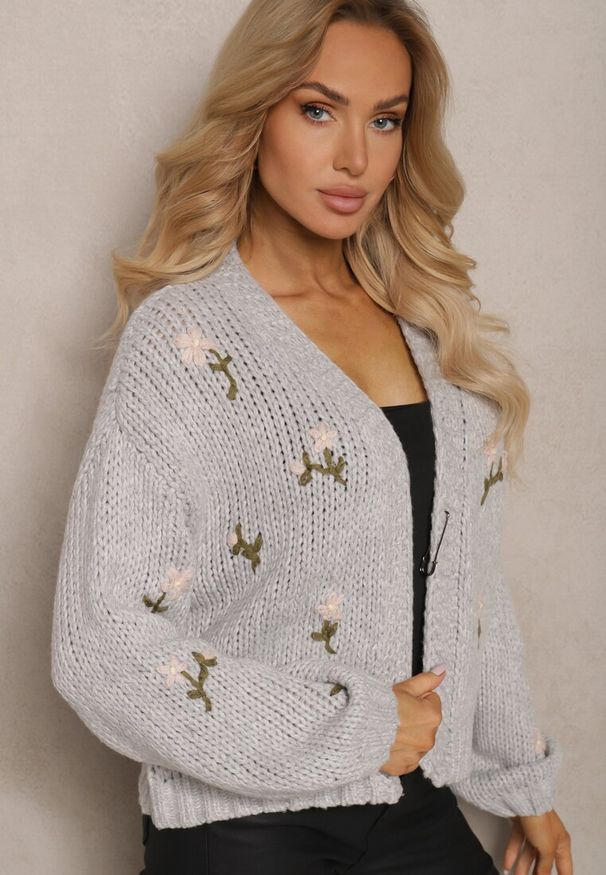 Renee - Szary Kardigan w Kwiatowe Aplikacje z Zapięciem na Elegancką Agrafkę Patista. Okazja: do pracy, na co dzień. Kolor: szary. Materiał: bawełna. Wzór: aplikacja, kwiaty. Styl: elegancki