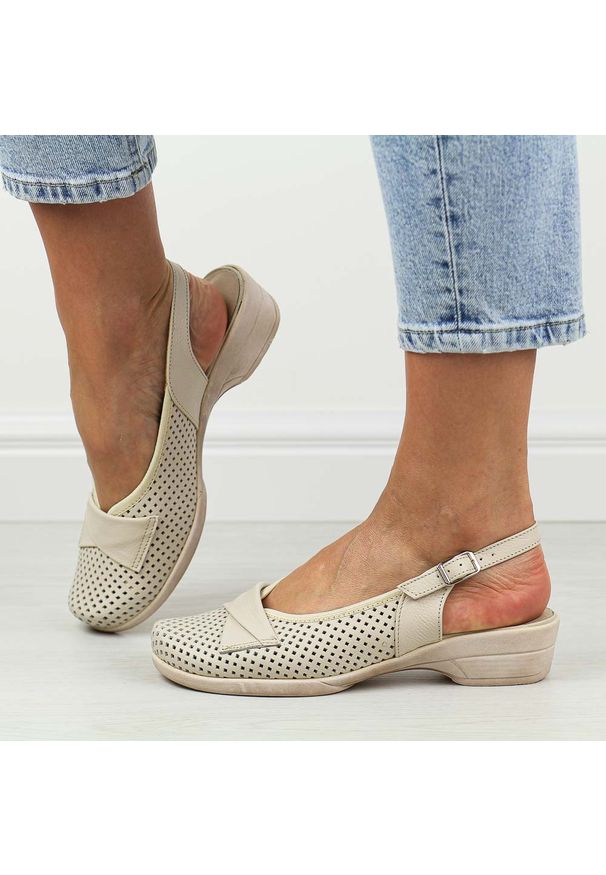 Beżowe skórzane ażurowe Polskie sandały damskie z zakrytymi palcami Gregors 643. Kolor: beżowy. Materiał: skóra. Wzór: ażurowy. Obcas: na koturnie