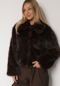 Born2be - Brązowa Krótka Kurtka Futerko z Kołnierzem Anantia. Okazja: do pracy, na co dzień, na randkę. Kolor: brązowy. Materiał: futro. Długość: krótkie. Styl: casual #1