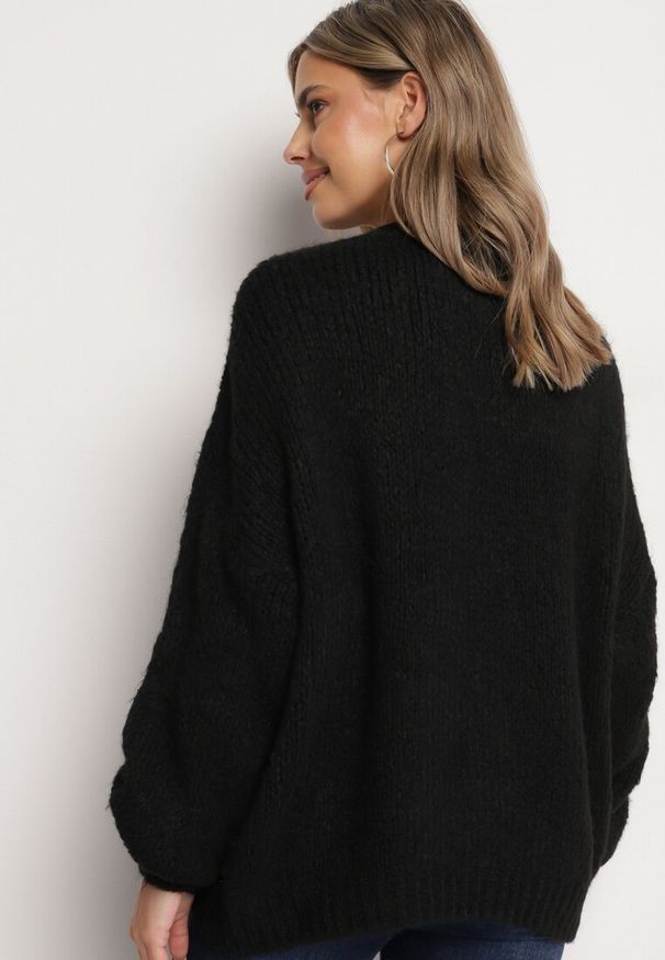 Born2be - Czarny Sweter o Klasycznym Prostym Kroju z Domieszką Wełny i Wiskozy Sezisya. Okazja: na co dzień. Kolor: czarny. Materiał: wełna, wiskoza. Długość rękawa: długi rękaw. Długość: długie. Wzór: aplikacja. Sezon: zima, jesień. Styl: klasyczny