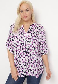 Born2be - Fioletowo-Biała Bluzka z Trójkątnym Dekoltem w Fantazyjny Print Anola. Okazja: na co dzień, do pracy. Kolor: fioletowy. Wzór: nadruk. Styl: casual
