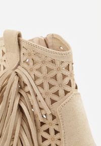 Renee - Beżowe Ażurowe Botki Typu Kowbojki na Stożku Ozdobione Frędzlami Pentora. Kolor: beżowy. Materiał: jeans. Wzór: aplikacja, ażurowy. Obcas: na stożku #9