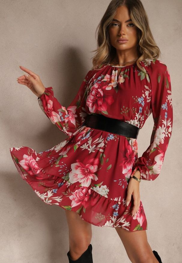 Renee - Bordowa Rozkloszowana Sukienka Ozdobiona Kwiatowym Wzorem Zerovia. Okazja: na co dzień. Kolor: czerwony. Materiał: wiskoza. Wzór: aplikacja, kwiaty. Typ sukienki: proste, rozkloszowane. Styl: casual, elegancki