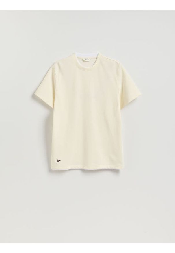 Reserved - Strukturalny t-shirt regular - złamana biel. Materiał: dzianina, bawełna