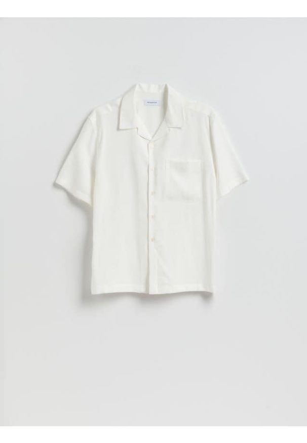 Reserved - Koszula boxy fit z krótkim rękawem - biały. Kolor: biały. Materiał: wiskoza. Długość rękawa: krótki rękaw. Długość: krótkie