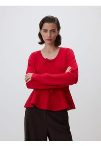 Reserved - Sweter z kokardkami - czerwony. Typ kołnierza: kokarda. Kolor: czerwony. Materiał: wiskoza, dzianina #1